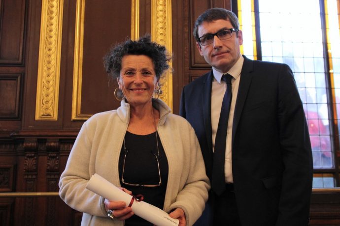 Stefano Bosi, vice-Chancelier des universités de Paris (à droite) vient de remettre à Marie Rajablat (à gauche) le prix Seligmann 2018.