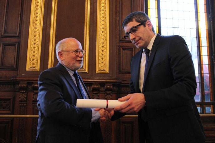 Stefano Bosi remet le prix Seligmann 2018 à Samuel Sandler.