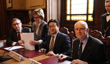 Signature en Sorbonne de l'acte d'acceptation de la donation de la Maison de la Corée de la CiuP aux universités de Paris.